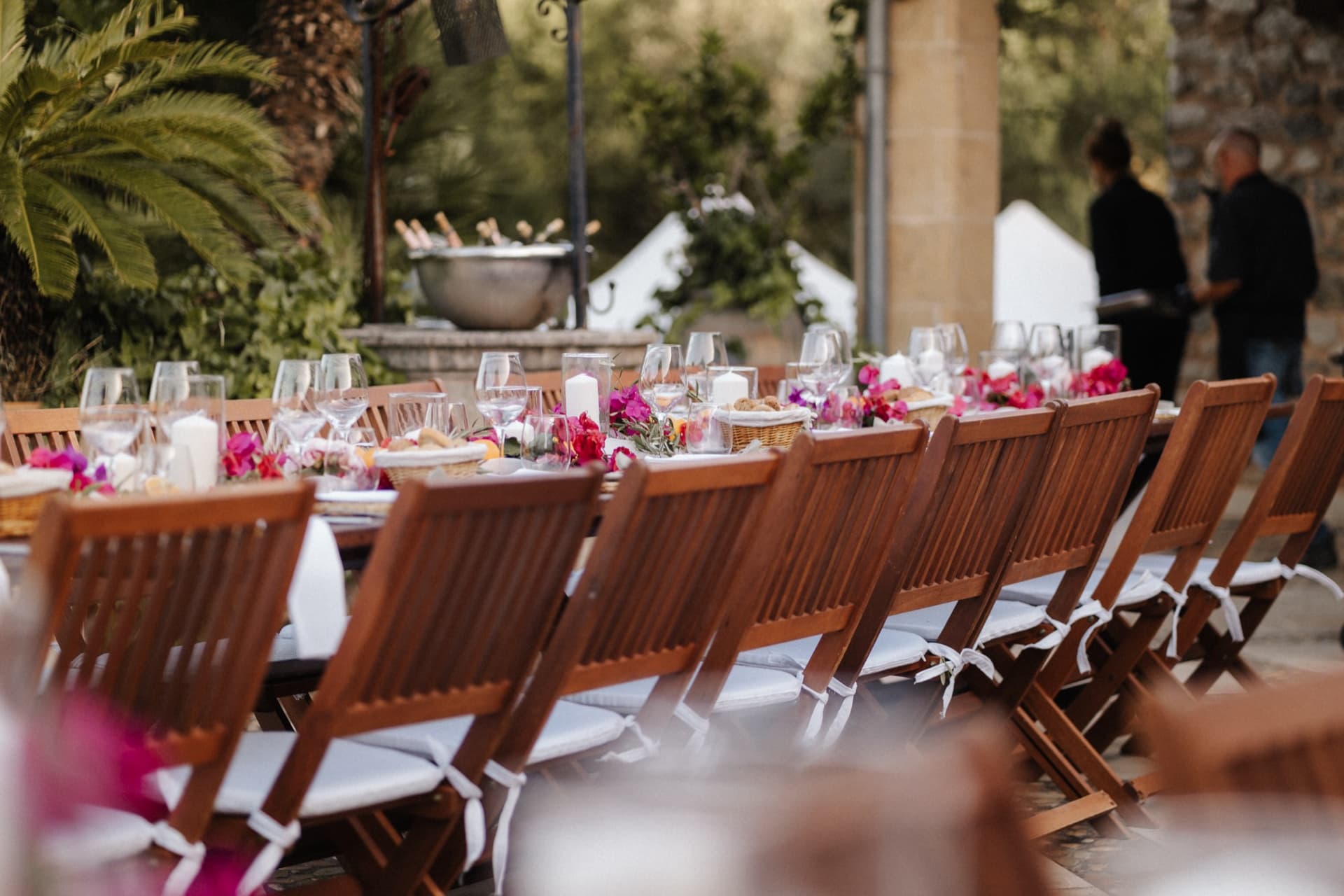 Gedeckte Tafel auf der Finca-Terrasse mit Blumenschmuck