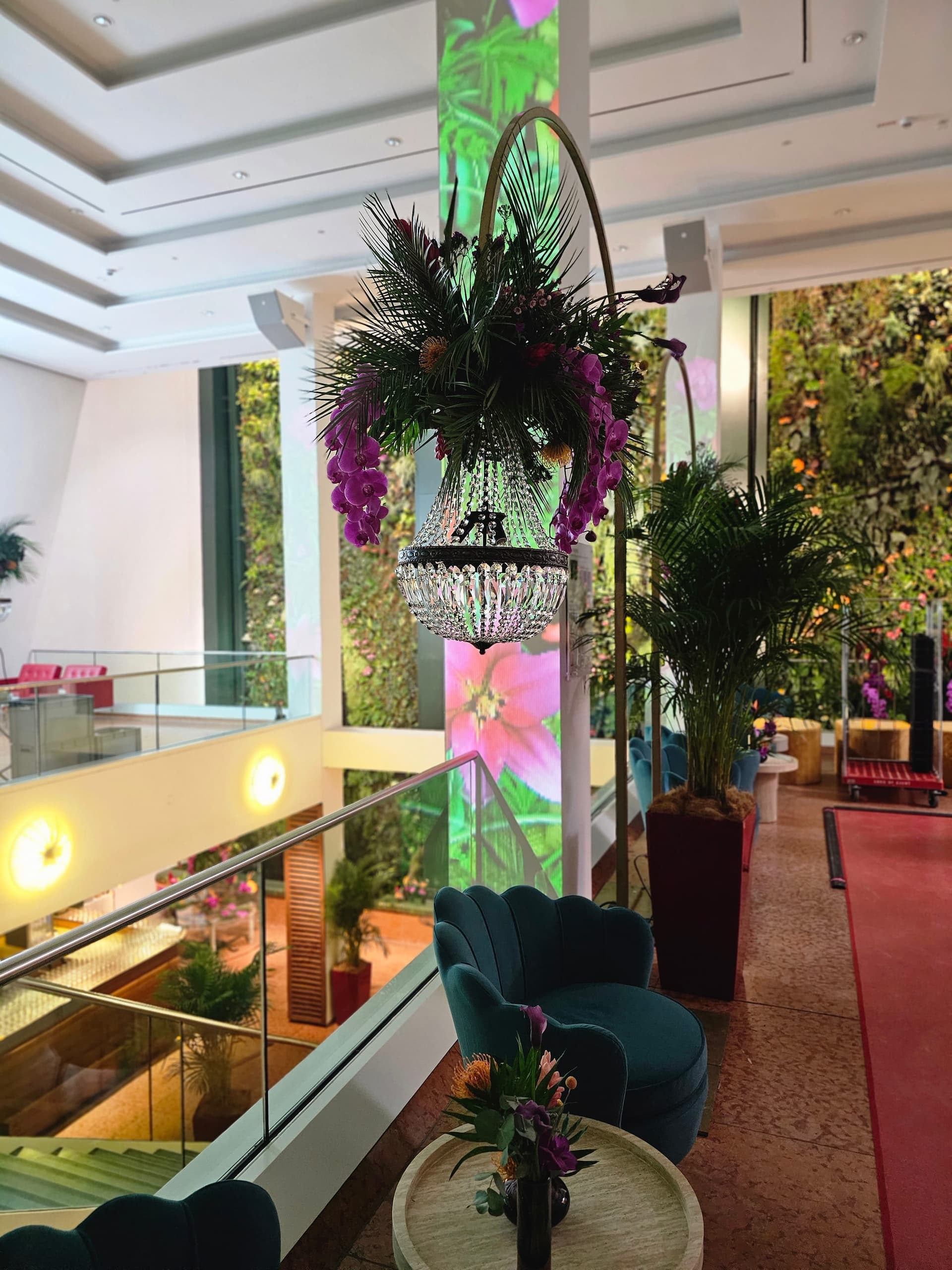 Florale Lobby-Dekoration mit Orchideen und Kristallleuchter