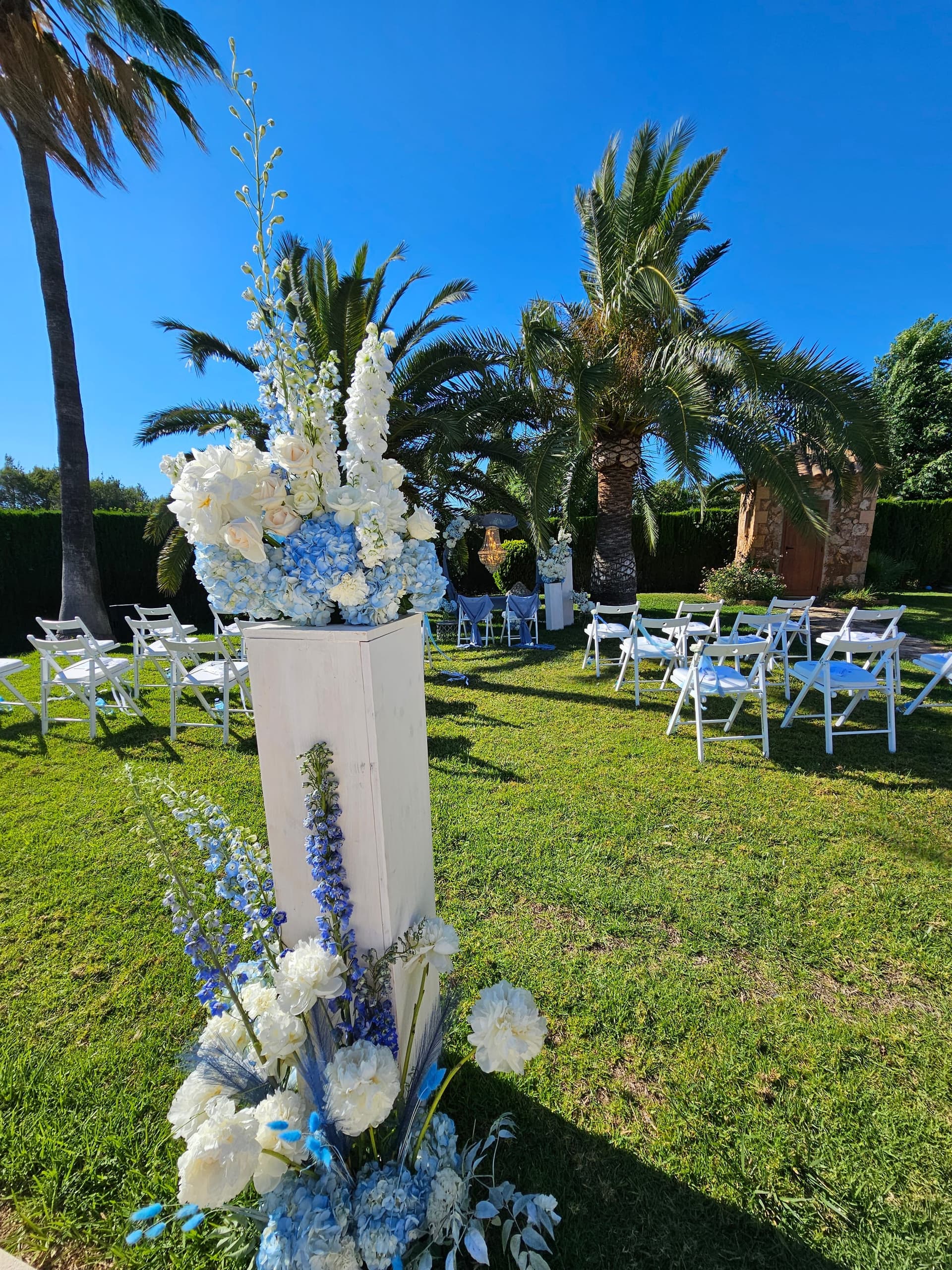Florale Zeremonie-Dekoration im Garten auf Mallorca