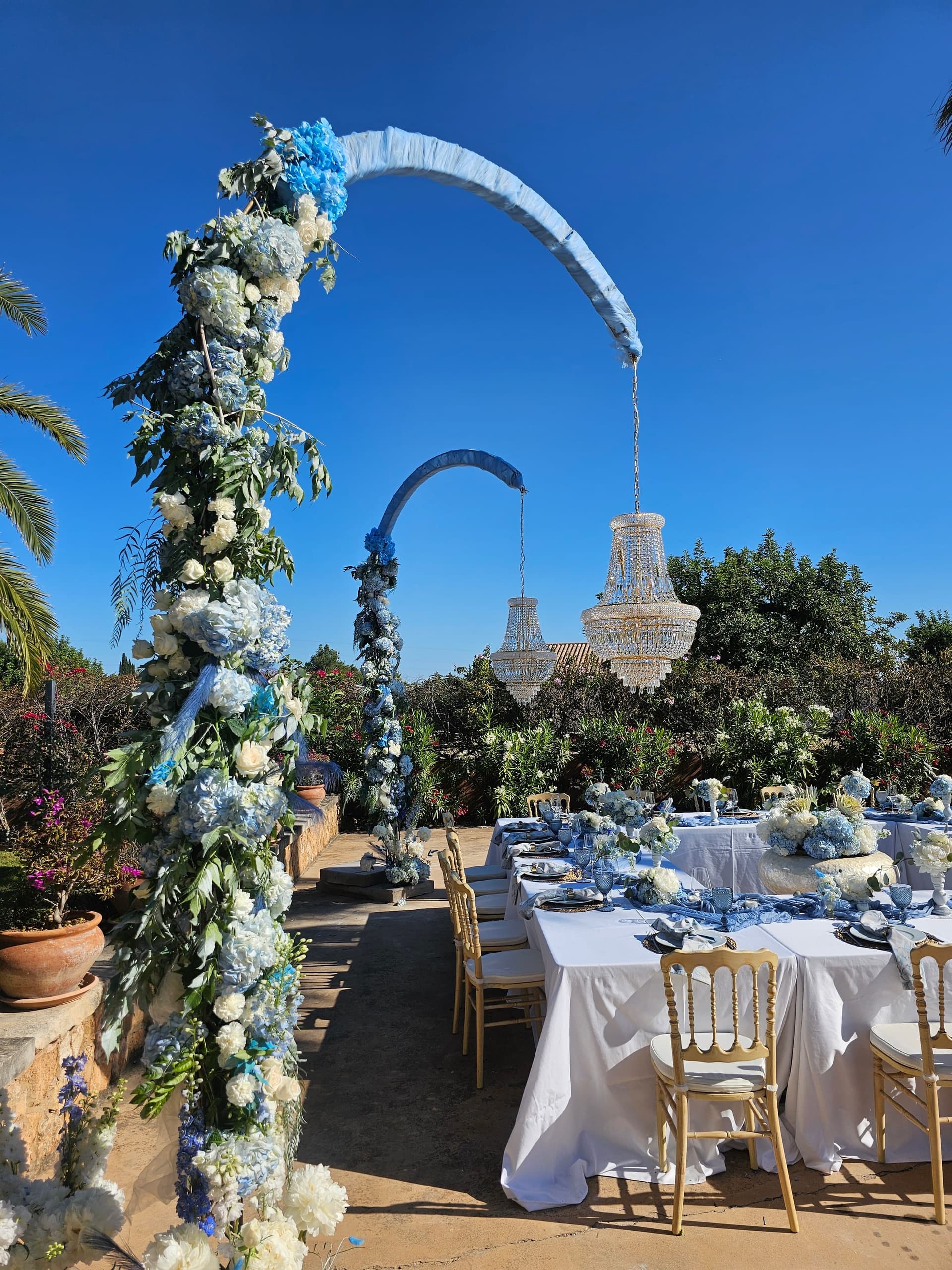 Hochzeitsdekoration mit blau-weißem Blumenbogen auf Mallorca