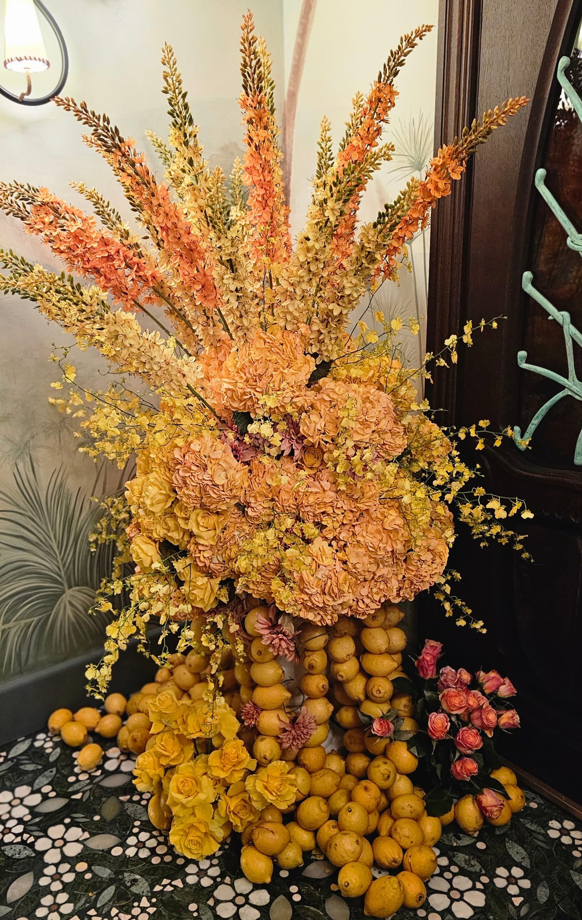 Blumenarrangement mit pinken Rosen, lila Hortensien und Pampasgras