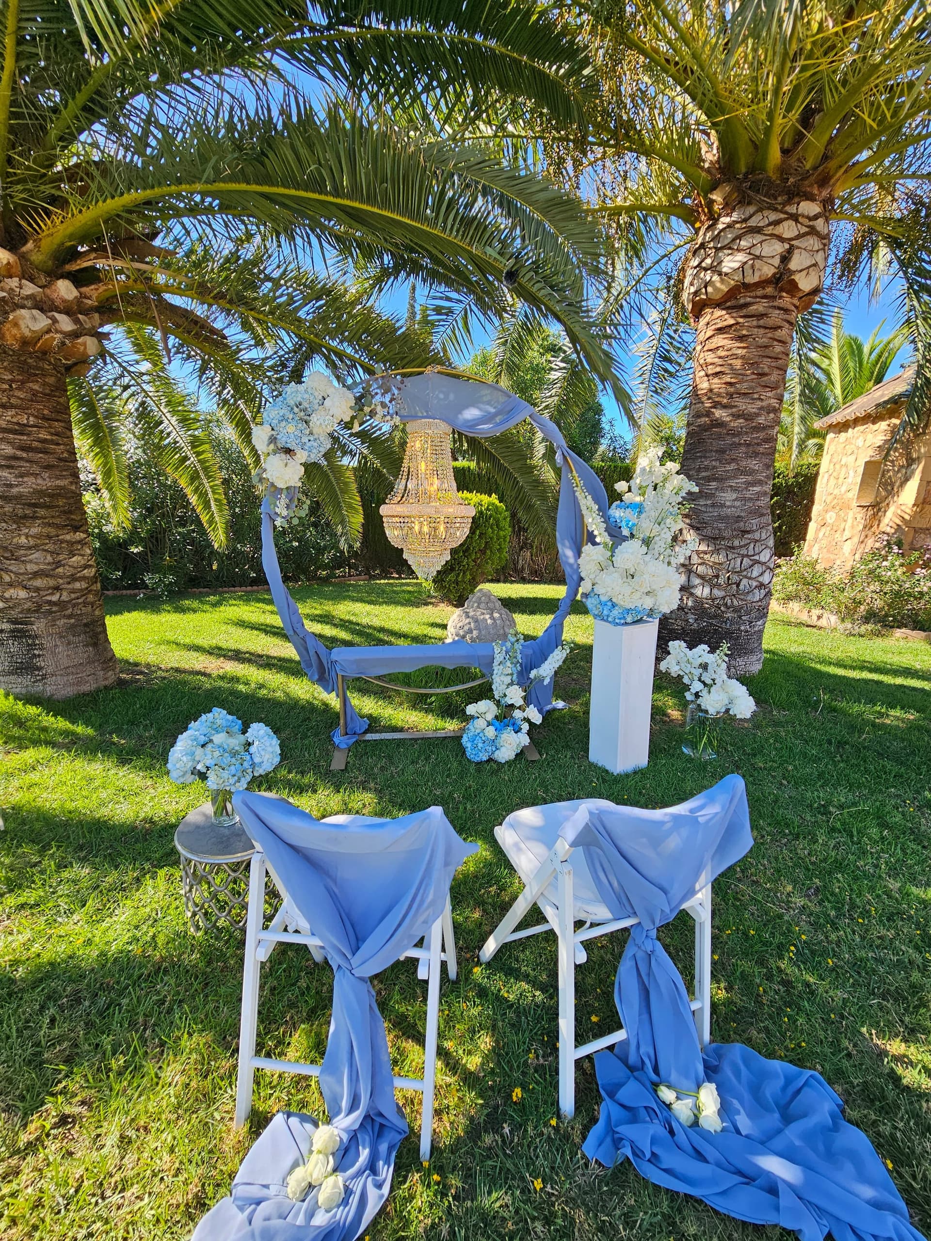 Blumenbogen Hochzeit – Traubogen mit Rosen und Pfingstrosen auf einer Finca in Mallorca – Elis Lambert Luxury Floral Design