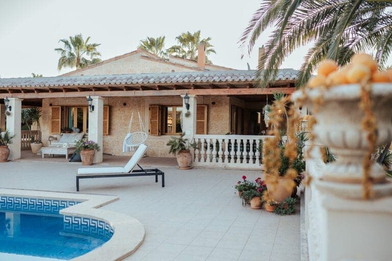 Finca-Hochzeit Mallorca – Innenhof mit Naturstein und Olivenbaum im goldenen Abendlicht