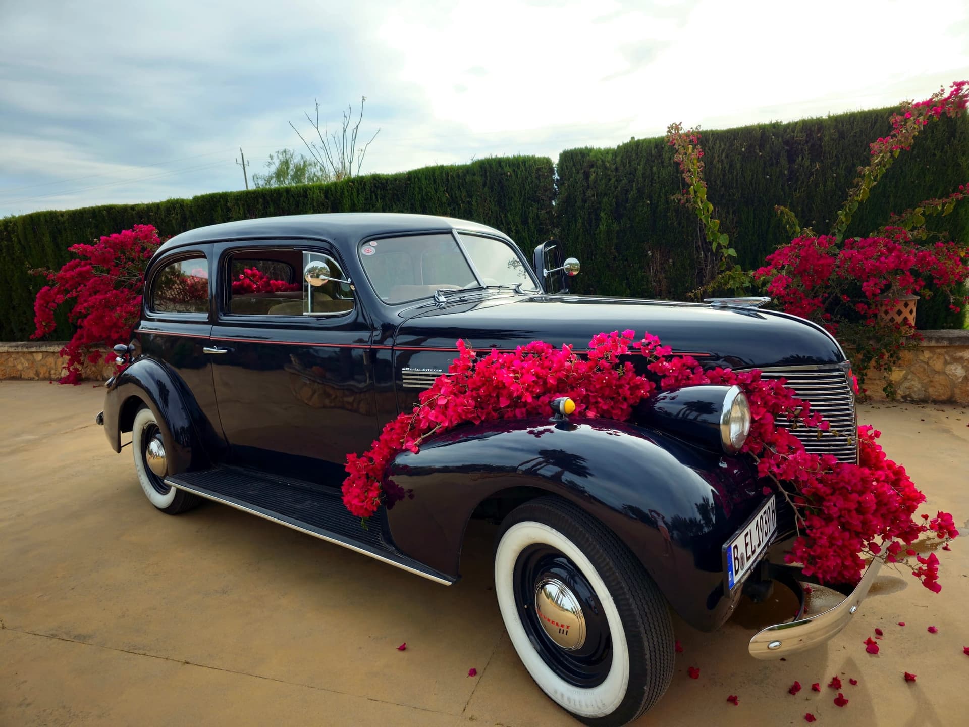 Chevrolet Oldtimer Cabrio mit Blumenschmuck auf Mallorca
