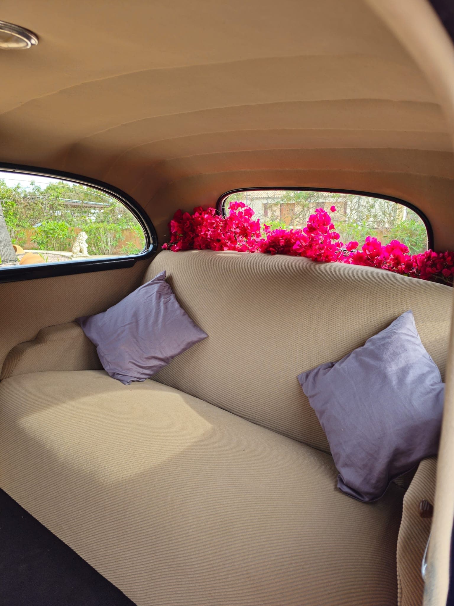 Blumenarrangement im Oldtimer-Interior