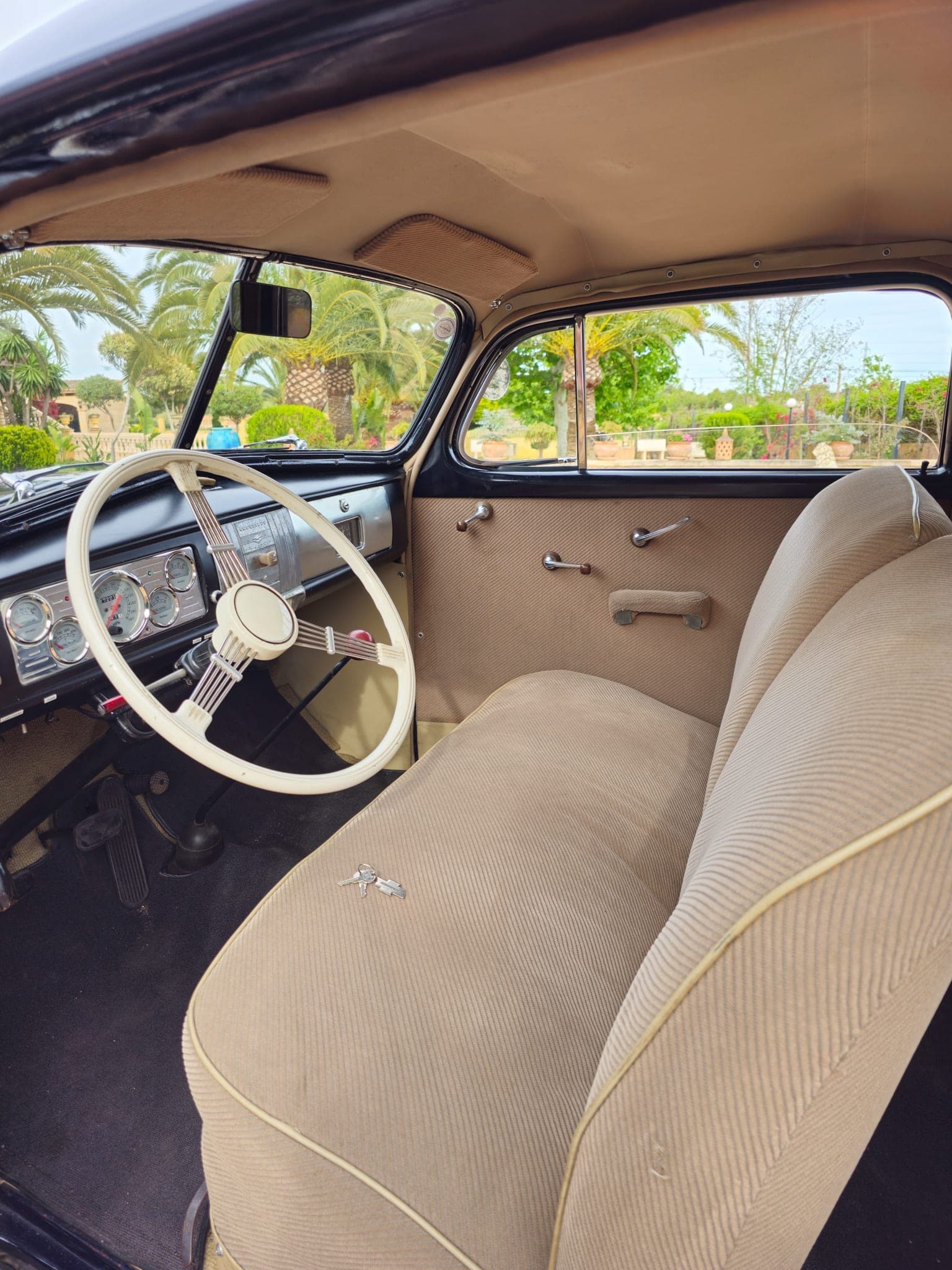 Chevrolet Oldtimer Interieur mit Lenkrad und Ledersitzen