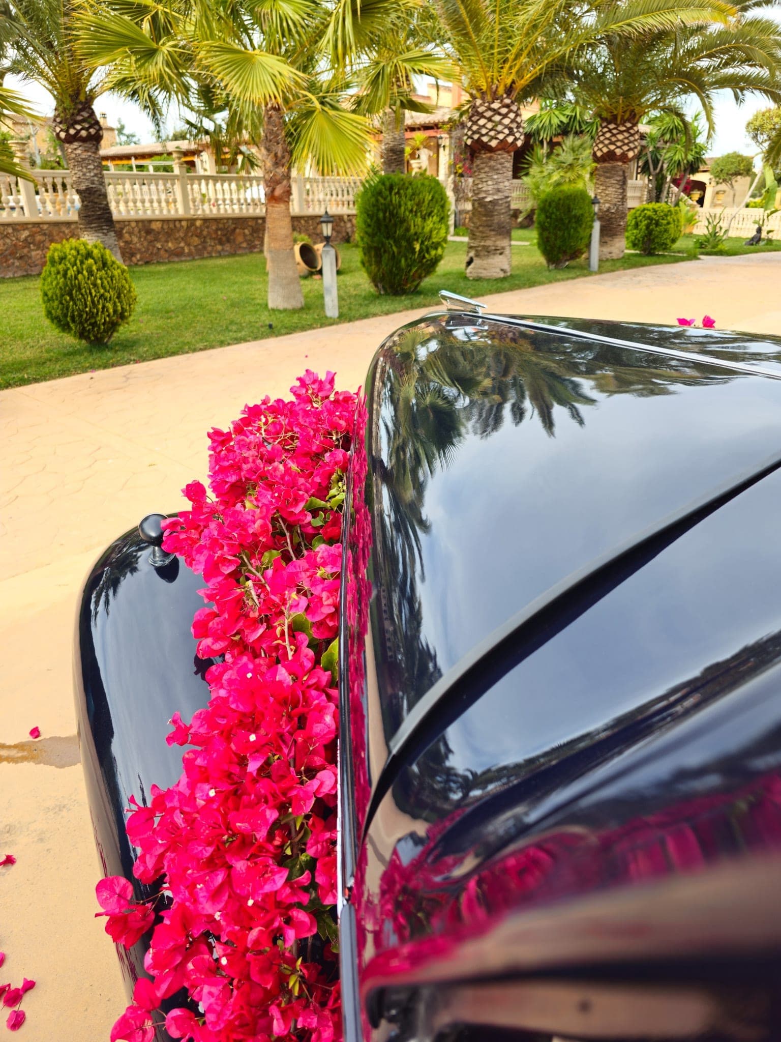 Handgefertigter Blumenschmuck am Chevrolet Oldtimer