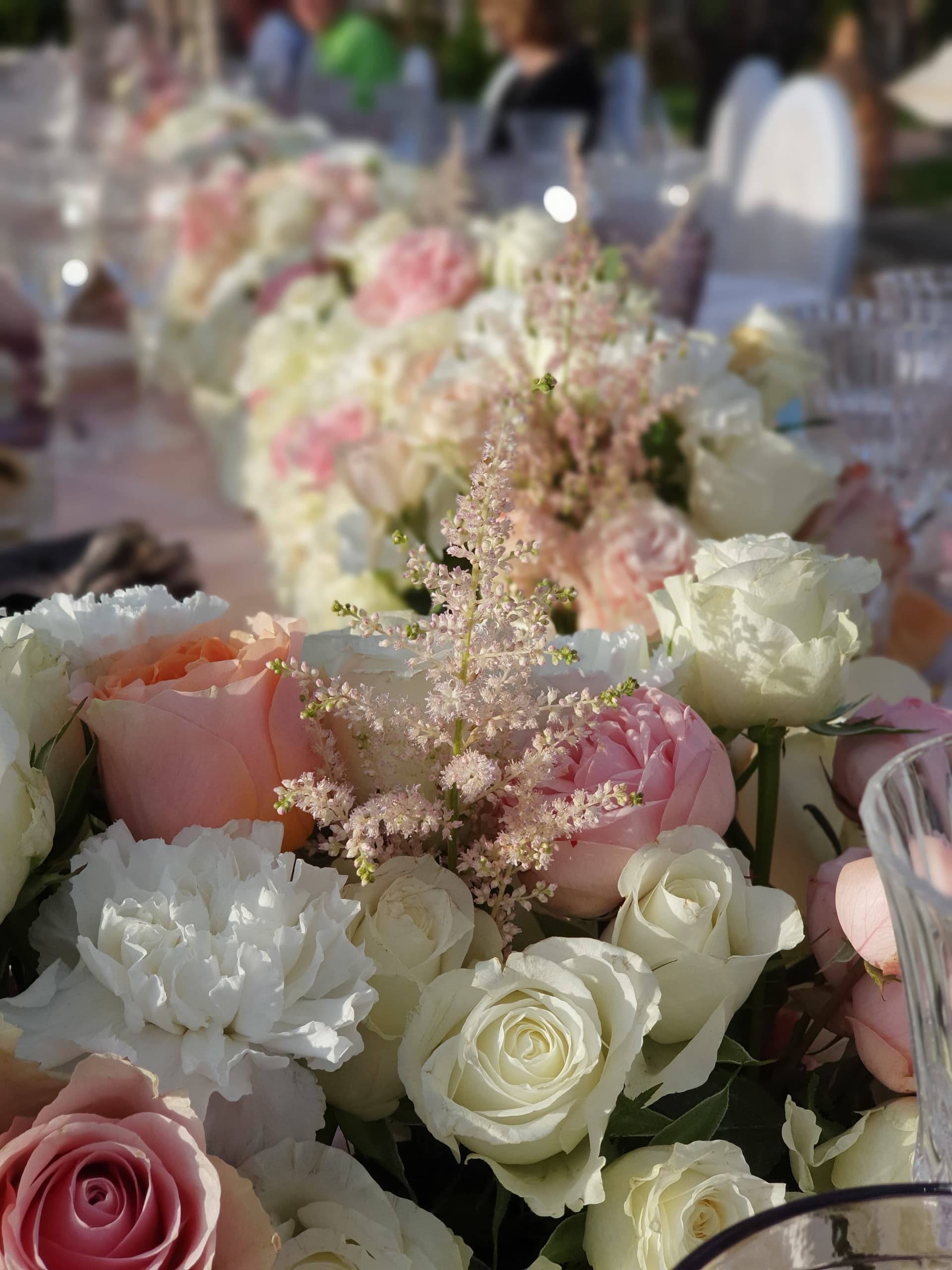 Hochzeitsfloristik Berlin – Brautstrauß, Tischdeko und Blumenbogen von Elis Lambert