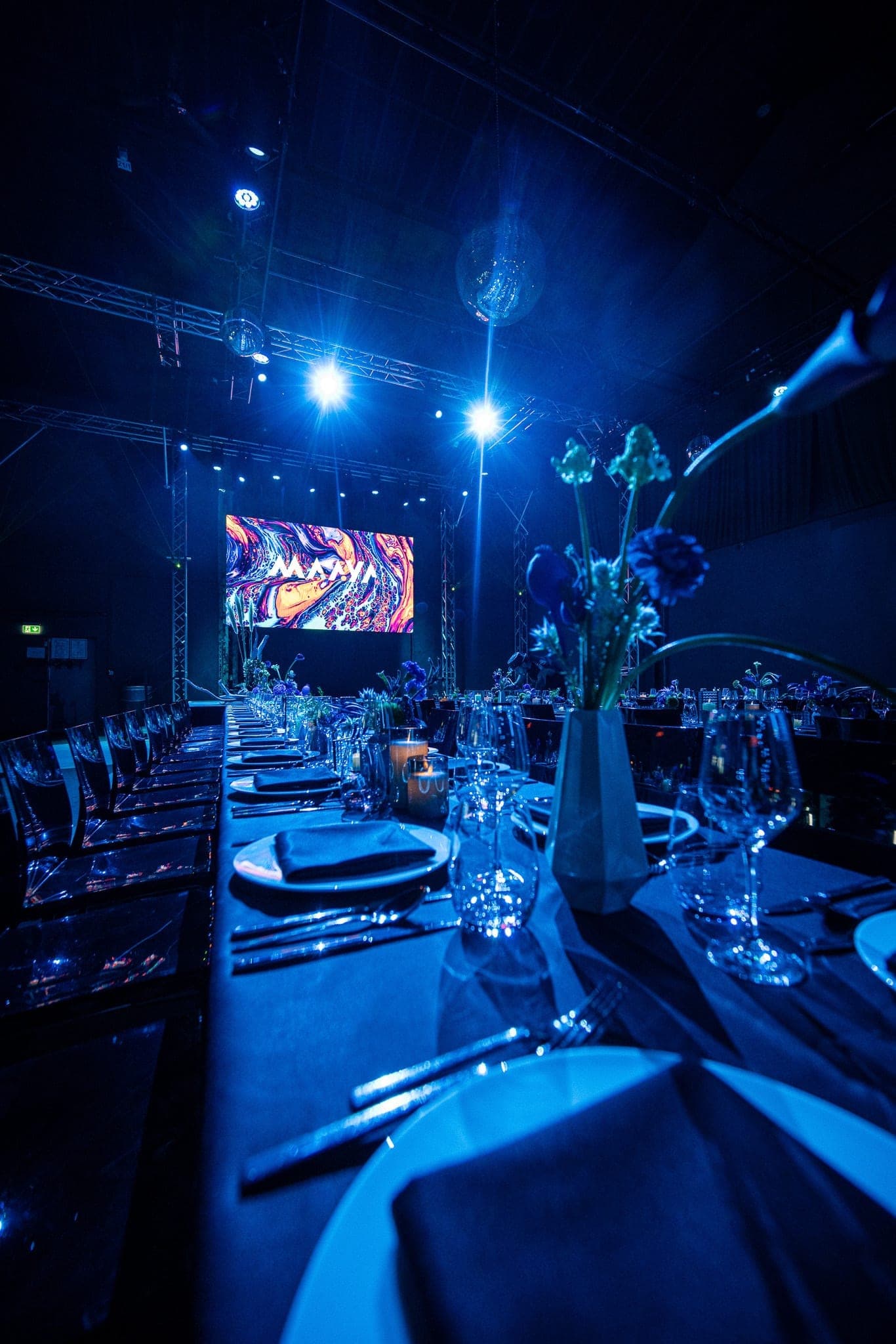 Professionelle Weihnachtsdekoration Hotel – Lobby mit Weihnachtsgesteck aus Amaryllis und Tannenzweigen, Elis Lambert Berlin