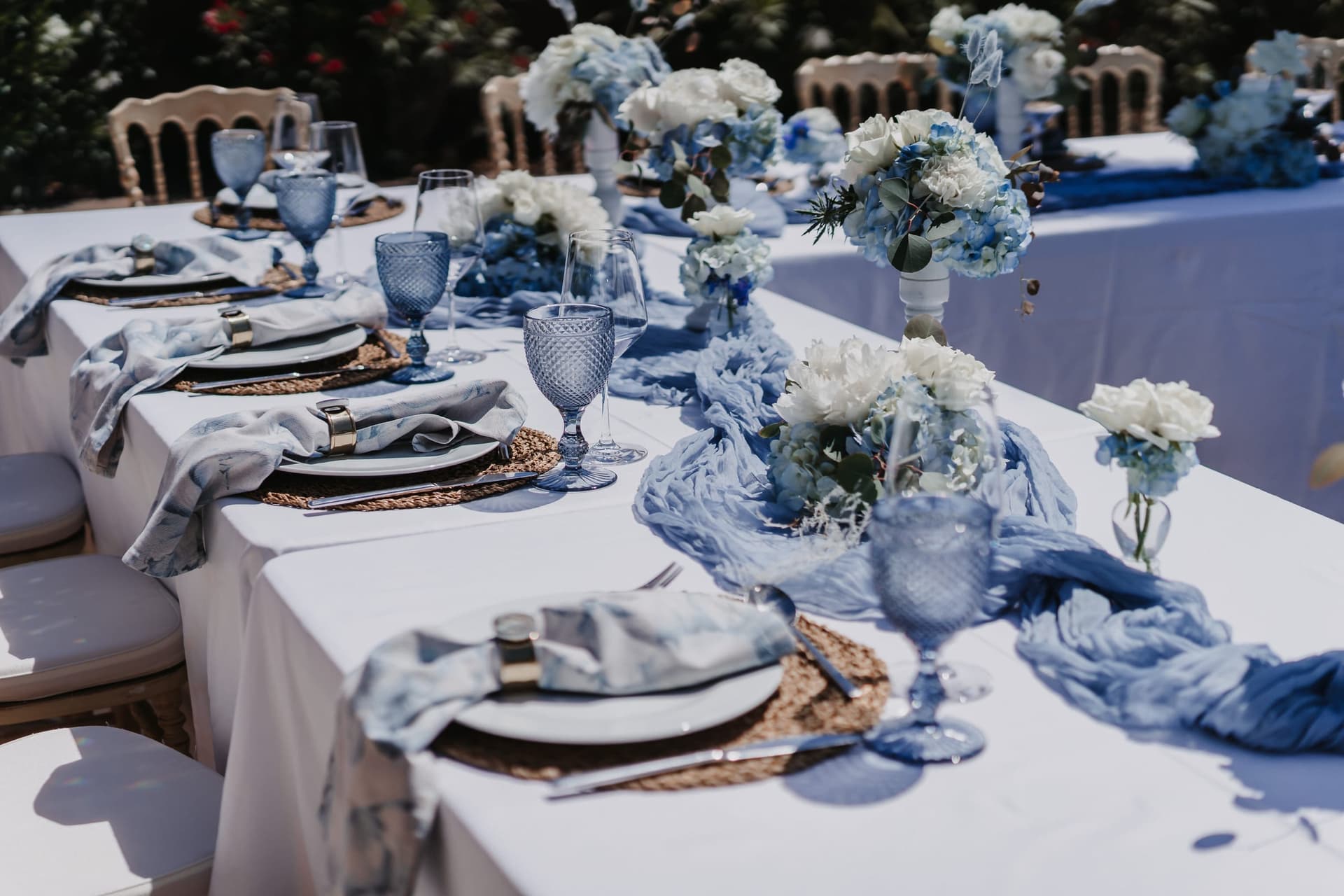 Tischdeko Hochzeit mit Garden Roses und Eukalyptus bei Kerzenlicht – elegante Hochzeitstafel von oben