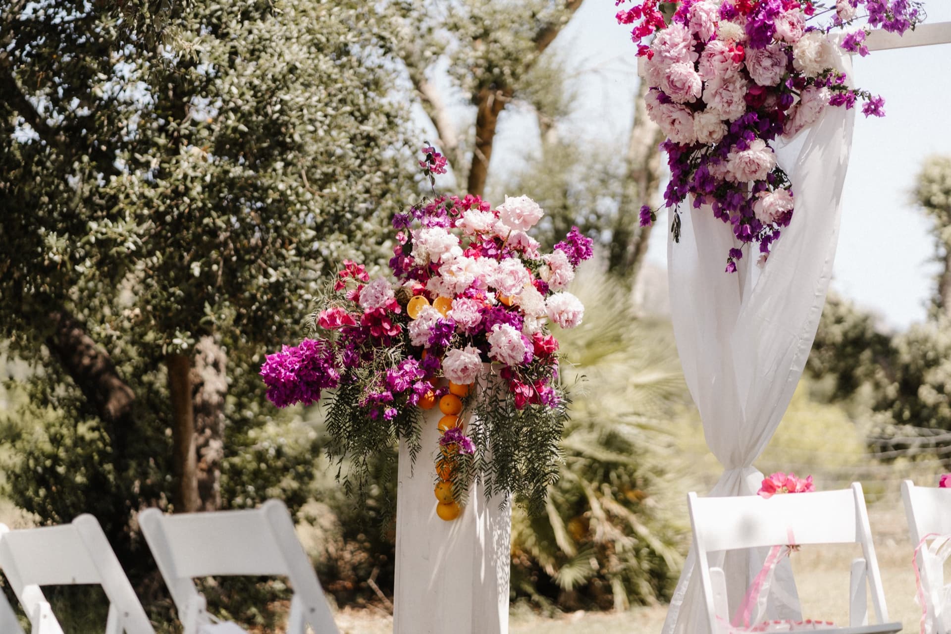 Säulenarrangement mit Pfingstrosen, Bougainvillea und Orangen